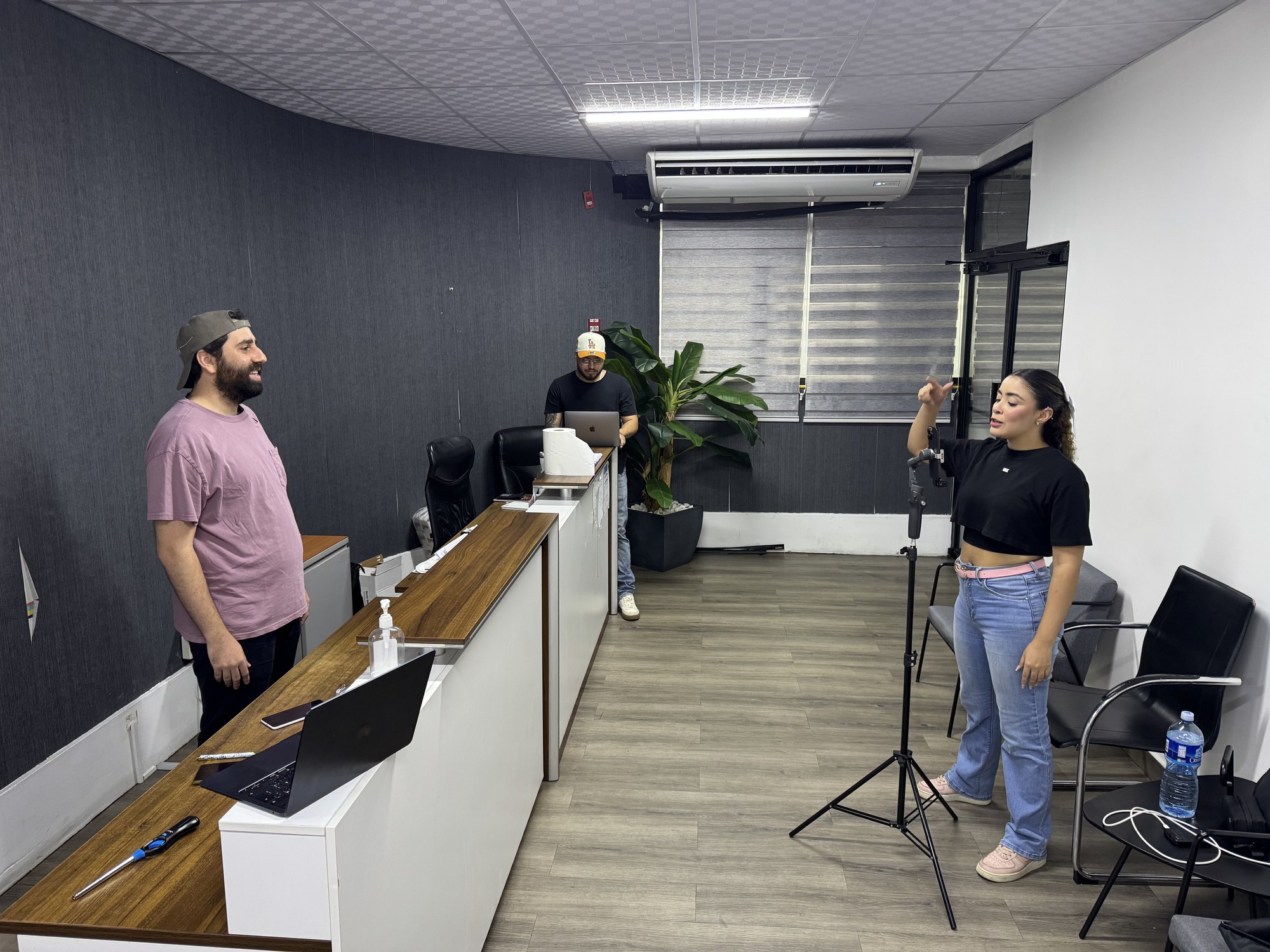 Equipo Orwat Marketing Studio en sesión de trabajo
