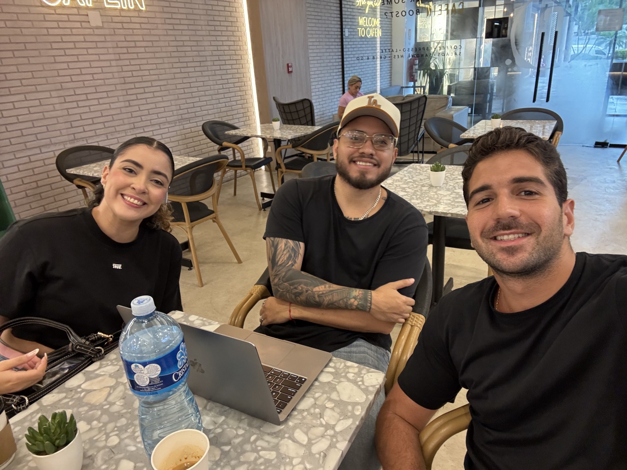 Equipo Orwat Marketing Studio en sesión de trabajo
